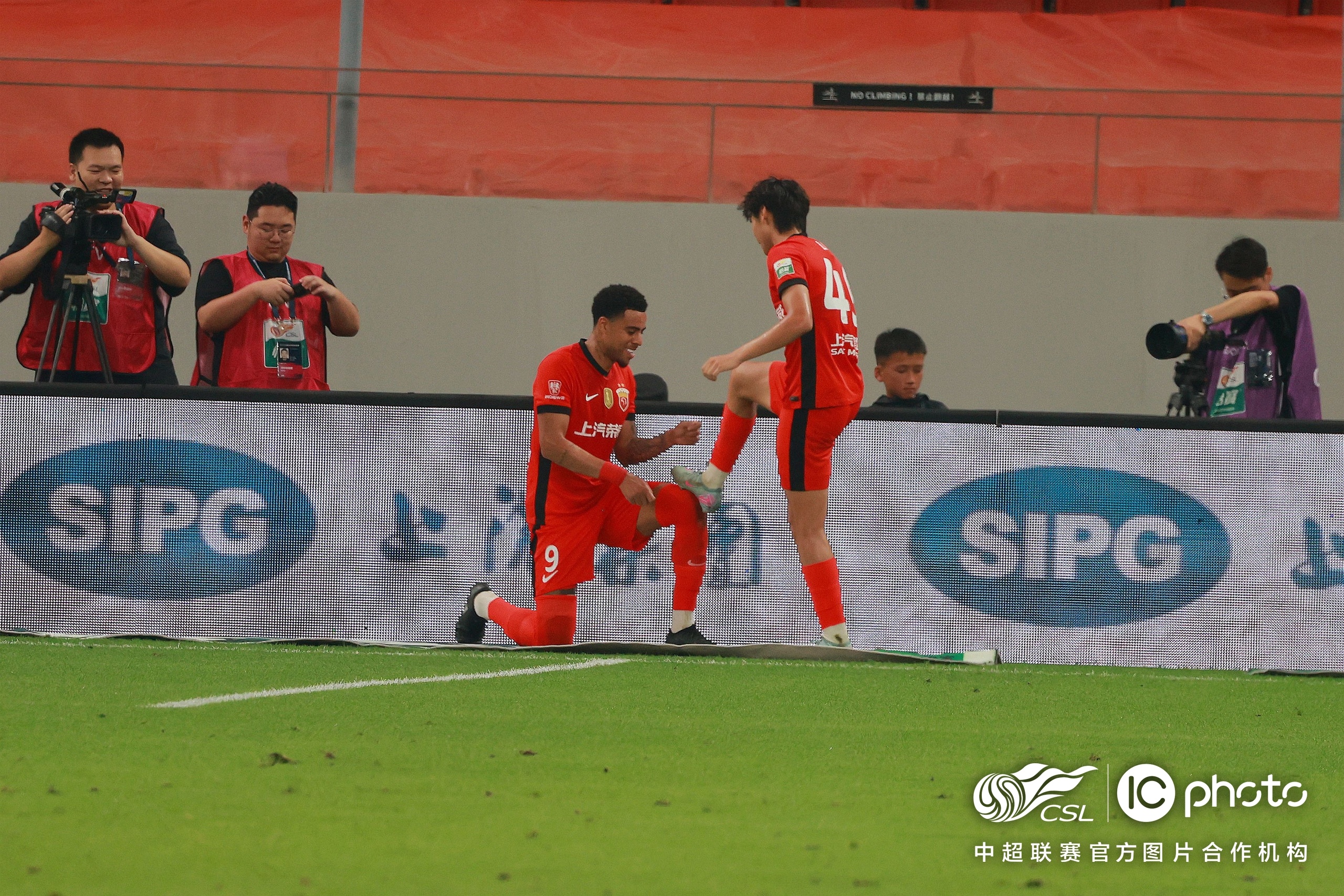 九游娱乐-包含赛地聚焦——中超赛后热度飙升；印第安纳步行者刷新队史纪录；压力陡增；球队文化再被提及的词条